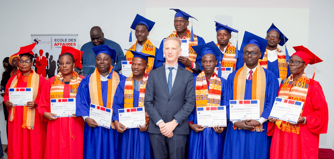 Étudiants recevant leur diplôme